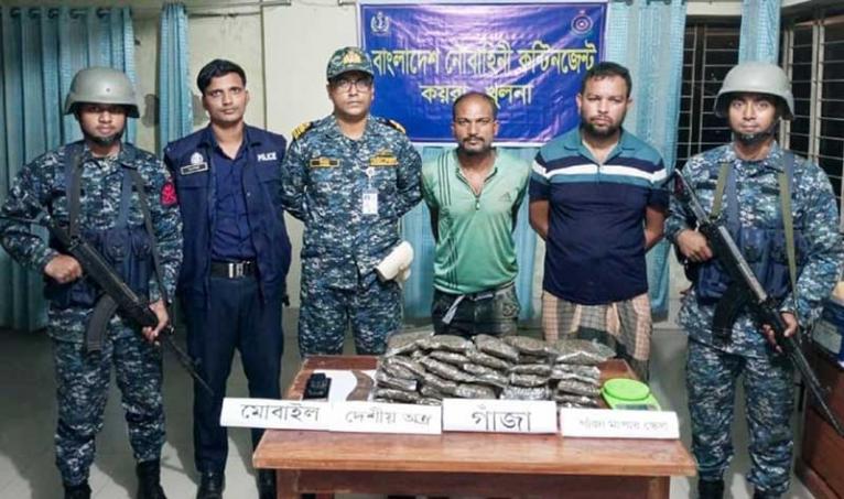 নৌবাহিনী পরিচালিত যৌথ অভিযানে খুলনায় মাদক ও দেশীয় অস্ত্র উদ্ধার