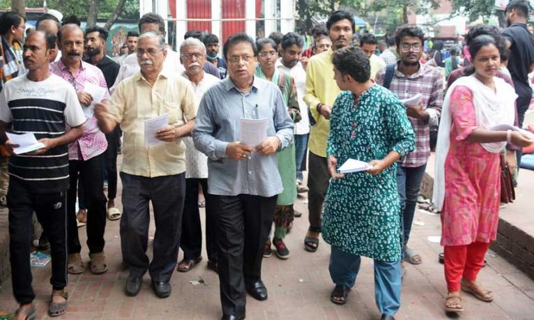 নারায়ণগঞ্জে বাস ভাড়া কমানোর দাবিতে লিফলেট বিতরণ