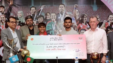 কোটি টাকা পুরস্কার পেলেন নারী ফুটবলাররা