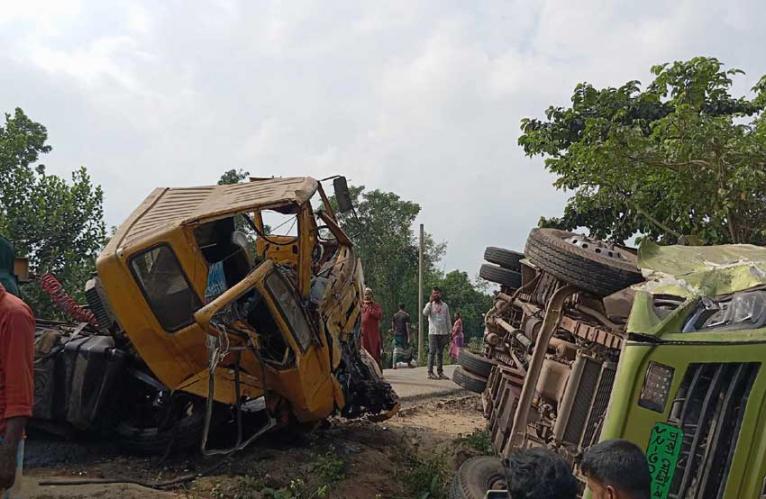 দেবীদ্বারে সড়ক দুর্ঘটনায় আহত-৩০, যান চলাচল বন্ধ