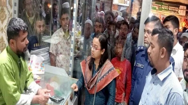 মেয়াদউত্তীর্ণ পন্য বিক্রির দায়ে মুসলিম সুইটস ও কবির স্টোরকে জরিমানা