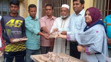 প্রান্তিক কৃষকের মাঝে বিনামূল্যে বীজ ও সার বিতরণ
