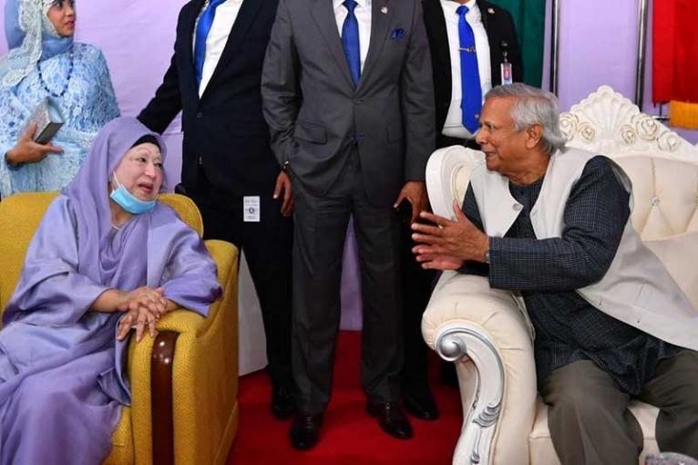 সেনাকুঞ্জের সংবর্ধনা অনুষ্ঠানে বেগম খালেদা জিয়ার সাথে প্রধান উপদেষ্টার কুশল বিনিময়