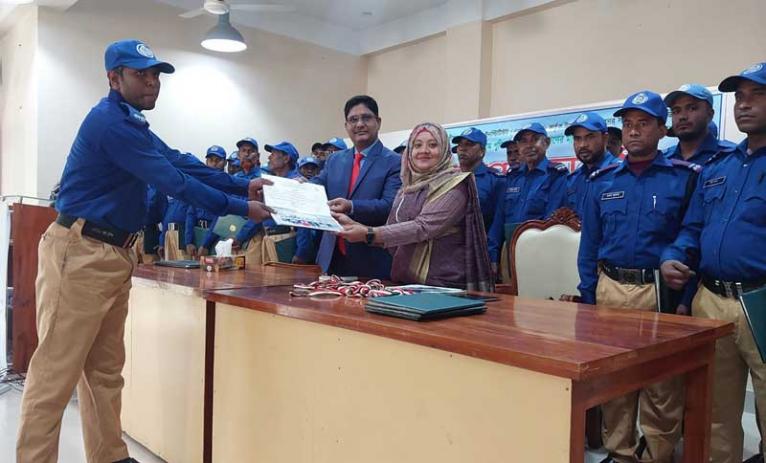নাটোরে গ্রাম পুলিশ বাহিনীর বুনিয়াদি প্রশিক্ষণ সমাপ্ত