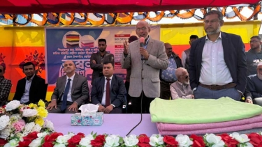 পিরোজপুরে প্রধান উপদেষ্টার তহবিল থেকে শ্রমিকদের মাঝে কম্বল বিতরণ