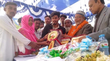 জামালপুরে স্কুল শিক্ষক ও অফিস সহায়ককে রাজকীয় বিদায় সংবর্ধনা দিলেন শিক্ষার্থীরা