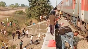 ভারতে চলন্ত ট্রেনে অগ্নিকাণ্ডের গুজব, নিহত ১২