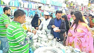 ছুটির দিনে মানুষের ঢল, জমজমাট বাণিজ্য মেলা