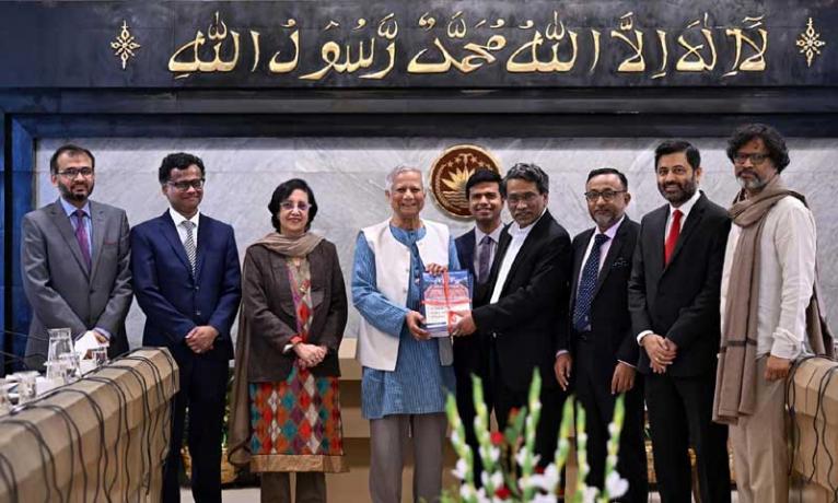 প্রধান উপদেষ্টার কাছে চূড়ান্ত প্রতিবেদন জমা সংবিধান সংস্কার কমিশনের