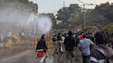 স্বরাষ্ট্র মন্ত্রণালয় অভিমুখে শিক্ষার্থীদের প্রতিবাদ মিছিল, পুলিশের লাঠিচার্জ