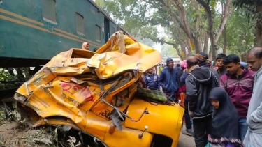 জামালপুরে গেট কিপারের অবহেলায় ভয়াবহ ট্রেন ট্রাকের সংঘর্ষ, আহত- ৩