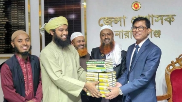 জেলা প্রশাসককে খেলাফত মজলিসের বই উপহার