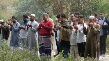 জুলাই গণ-অভ্যুত্থানে শহিদদের কবর জিয়ারত করলেন তথ্য ও সম্প্রচার উপদেষ্টা