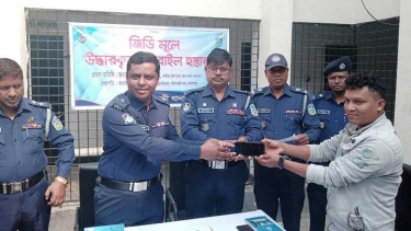 জামালপুরে জিডি মূলে উদ্ধারকৃত মোবাইল হস্তান্তর