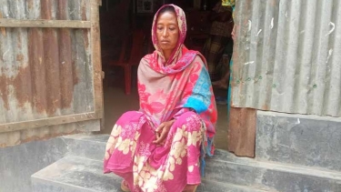 জামালপুরে বিয়ের দাবিতে বিধবার অনশন