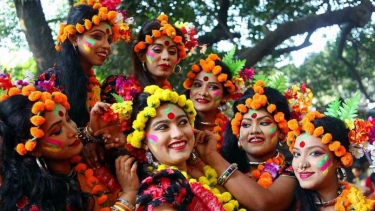 ফুল ফুটুক না ফুটুক আজ বসন্ত