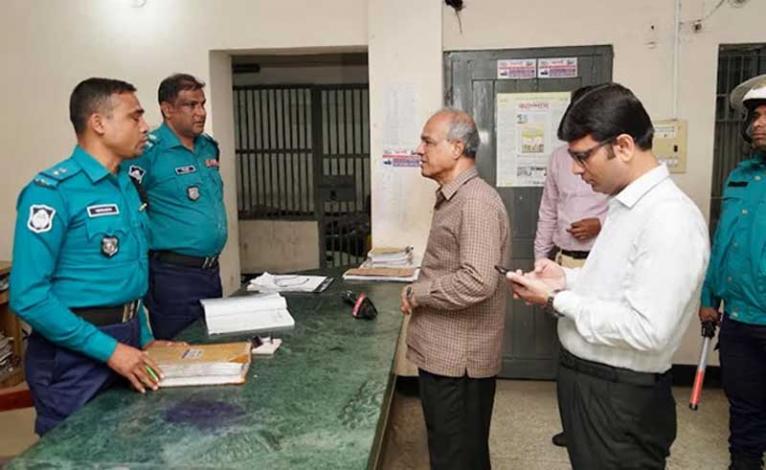 স্বরাষ্ট্র উপদেষ্টার রাজধানীর ৪টি থানা পরিদর্শন, আইনশৃঙ্খলা বাহিনীকে সবসময় সজাগ ও সতর্ক থাকার নির্দেশ