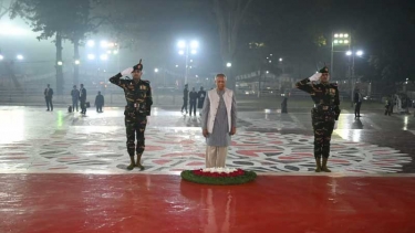 একুশের প্রথম প্রহরে ভাষা শহীদদের প্রতি শ্রদ্ধা নিবেদন প্রধান উপদেষ্টার