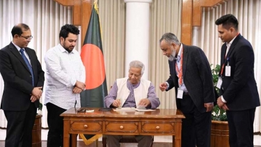 গণঅভ্যুত্থানে নারীদের অংশগ্রহণের স্মারক ডাকটিকিট অবমুক্ত করলেন প্রধান উপদেষ্টা