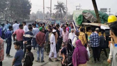 বাস-ট্রাক-প্রাইভেটকারের ত্রিমুখী সংঘর্ষে আহত ৬৩