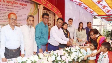 শিক্ষার্থীদের এডি. ডিসি মাশফাকুর ‘রাষ্ট্র নিয়ে ঘাটাঘাটি করা ছাত্রদের কাজ না’