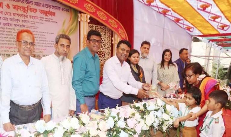 শিক্ষার্থীদের এডি. ডিসি মাশফাকুর ‘রাষ্ট্র নিয়ে ঘাটাঘাটি করা ছাত্রদের কাজ না’