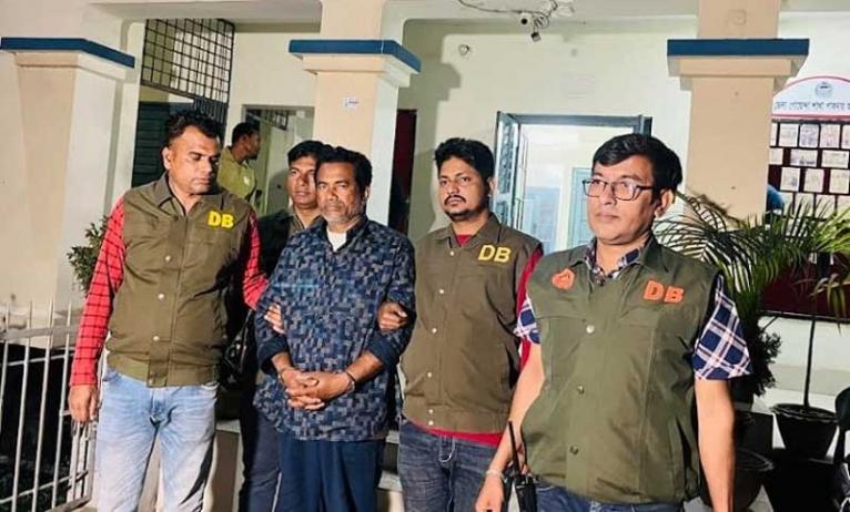 পাবনায় পুলিশের কাছ থেকে ছিনিয়ে নেওয়া আ.লীগ নেতা গ্রেপ্তার