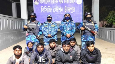 চাঁদপুরের মেঘনায় অবৈধ বালু বহনকারী বাল্কহেডসহ আটক ৭