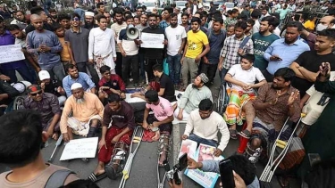 গণ-অভ্যুত্থানে আহতদের অবরোধ, মিরপুর রোডে যান চলাচল বন্ধ