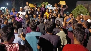 ঢাবি আধিপত্যের বিরুদ্ধে রাবি শিক্ষার্থীদের বিক্ষোভ