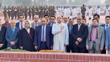 স্মৃতিসৌধে প্রধান বিচারপতির শ্রদ্ধা নিবেদন