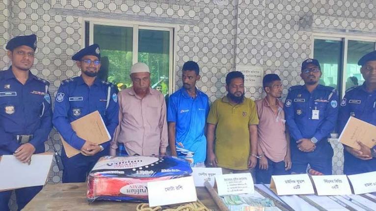 কুমিল্লায় প্রবাসীদের গাড়িতে ডাকাতির ঘটনায় গ্রেপ্তার ৪