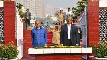 রাজারবাগ পুলিশ স্মৃতিসৌধে স্বরাষ্ট্র উপদেষ্টা, প্রধান উপদেষ্টার বিশেষ সহকারী ও আইজিপির শ্রদ্ধা