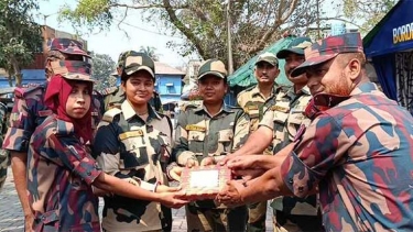 বিএসএফকে মিষ্টি উপহার দিলো বিজিবি