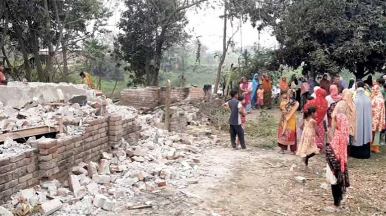 ক্ষোভে ফুঁসছে মাগুরাবাসী, ধর্ষকের বাড়ি গুঁড়িয়ে দিলো জনতা