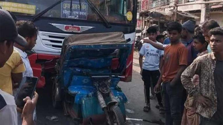 চট্টগ্রামে বাসের ধাক্কায় স্কুল শিক্ষার্থী ভাই-বোনসহ ৩ জনের মৃত্যু