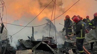 খুলনায় আগুনে পুড়ল ৪৪ অস্থায়ী দোকান