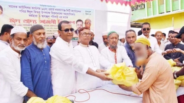 বিত্তবানদের সহযোগিতায় অস্বচ্ছল পরিবারের মাঝে শকু’র ঈদ সামগ্রী বিতরণ