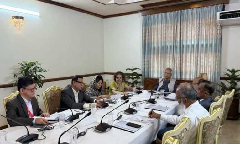পানি শোধনাগার নির্মাণ ও মেঘনা নদী রক্ষা প্রকল্পের অগ্রগতি নিয়ে সংশ্লিষ্টদের সাথে প্রধান উপদেষ্টার বৈঠক