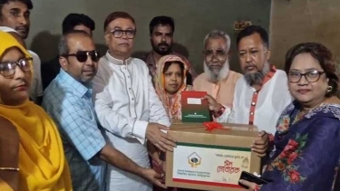 আন্দোলনে নিহত স্বজন পরিবারকে মহানগর বিএনপির ঈদ সামগ্রী বিতরণ