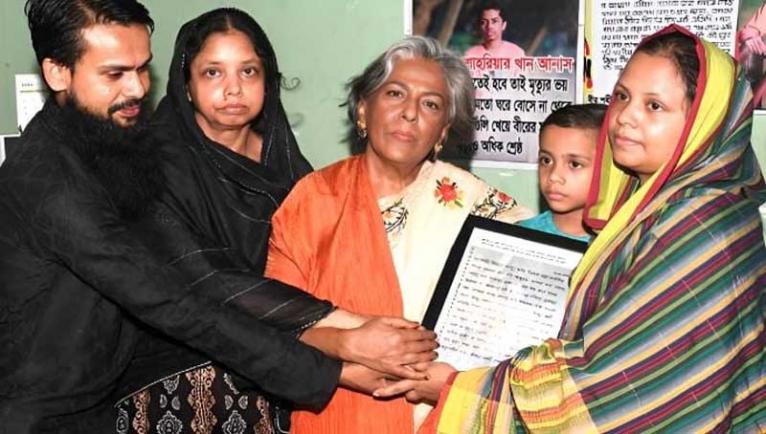 শহীদ আনাসের পরিবারের সঙ্গে ঈদের শুভেচ্ছা বিনিময় করলেন শারমীন এস মুরশিদ