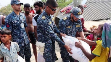 সাতক্ষীরায় প্লাবিত এলাকায় নৌবাহিনীর জরুরি ত্রাণ ও মেডিকেল সহায়তা প্রদান