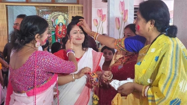 পহেলা বৈশাখে সিঁদুর খেলায় মেতেছেন সনাতন ধর্মাবলম্বী নারীরা