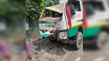 বন্দরে সিমেন্টের ট্রাক নিয়ন্ত্রণ হারিয়ে খাদে, আহত ১