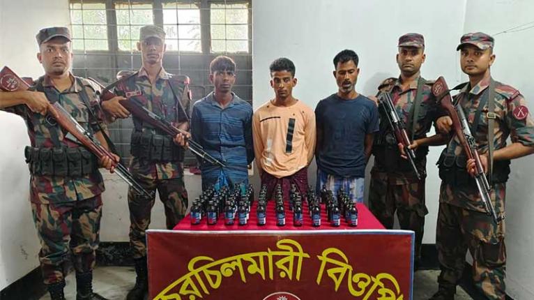 দৌলতপুর সীমান্তে মাদকসহ ৩ ভারতীয় নাগরিক আটক