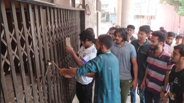 তালা ভেঙে হলে ঢুকলেন কুয়েট শিক্ষার্থীরা