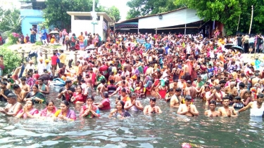 নারায়ণগঞ্জের লাঙ্গলবন্দে অষ্টমী স্নানে পুণ্যার্থীদের ঢল
