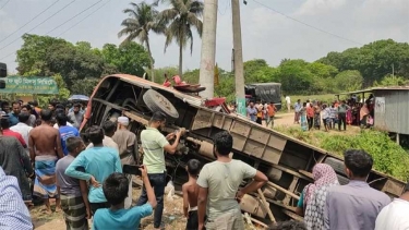 ফরিদপুরে বাস উল্টে নিহত ৫, আহত ৩৫