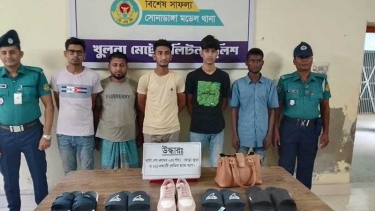 খুলনায় লুণ্ঠিত জুতা ও লেডিস ব্যাগসহ ৫ যুবক গ্রেপ্তার
