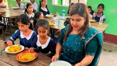 সোনারগাঁয়ে শিক্ষার্থীদের উপস্থিতি বাড়াতে ‘মিড ডে মিল’ চালু